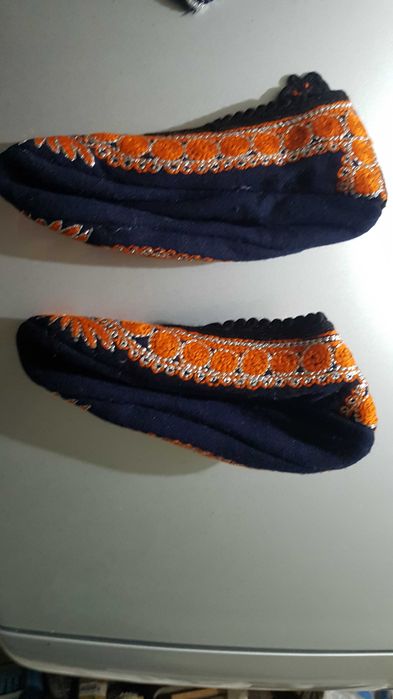 Родопски терлици с ръчна бродерия от копринен конец