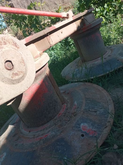 Traktor va kosilka sotiladi