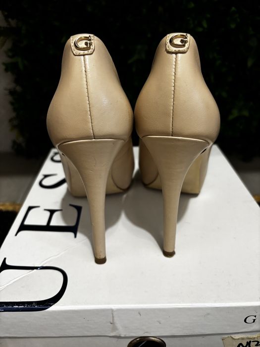 Обувки на ток Guess 35 номер