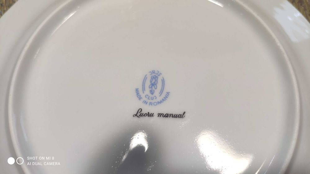 12 бр. Порцеланови Чинии със Златен Кант