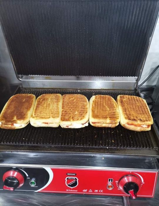 Tostir ezgara va boshqa fasfud uchun barcha uskunalar bor