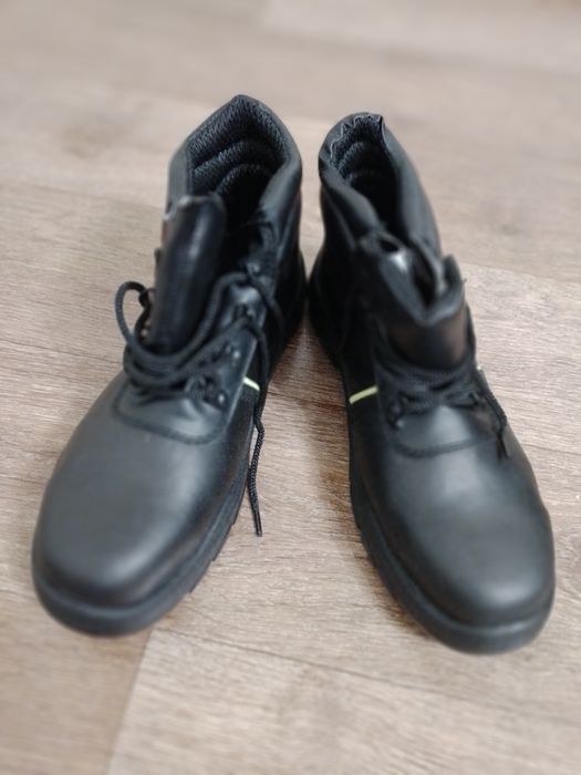 Продам рабочие ботинки