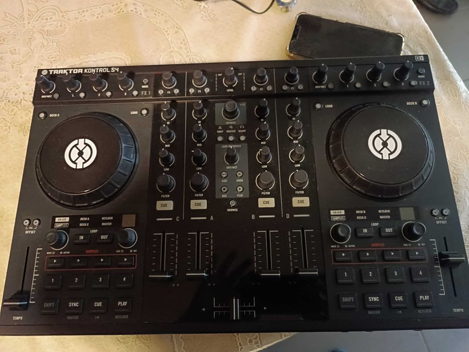 DJ контролер Traktor S4 MK1