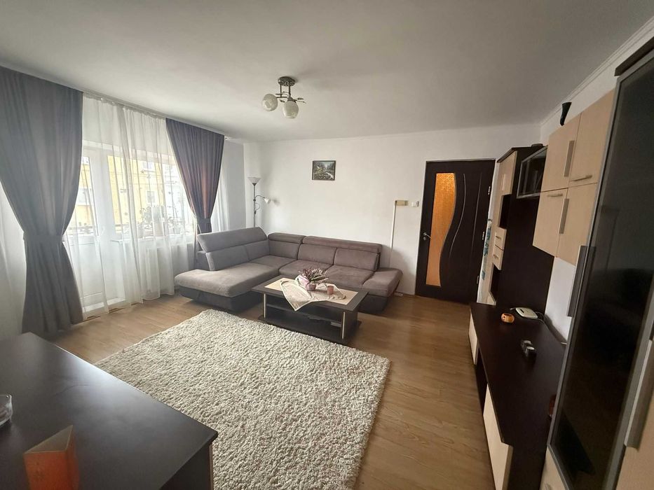 Inchiriez ap. cu 2 camere (aproape de centru)