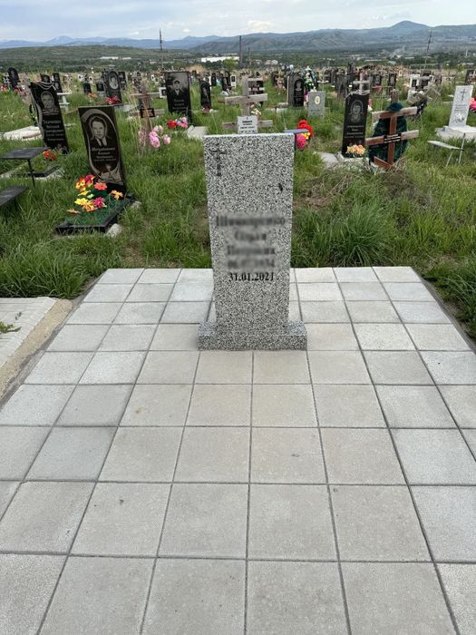 Памятники, мазарные плиты, оградки