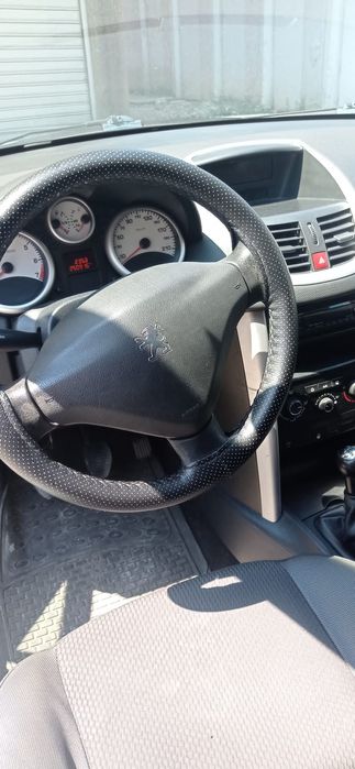 Продавам Пежо 207.бензин и газ 2009г ,октомври, сервизна книжка,