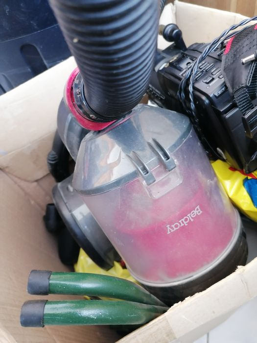 Vînd un aspirator și set cuțite bărduțe. 250 ron