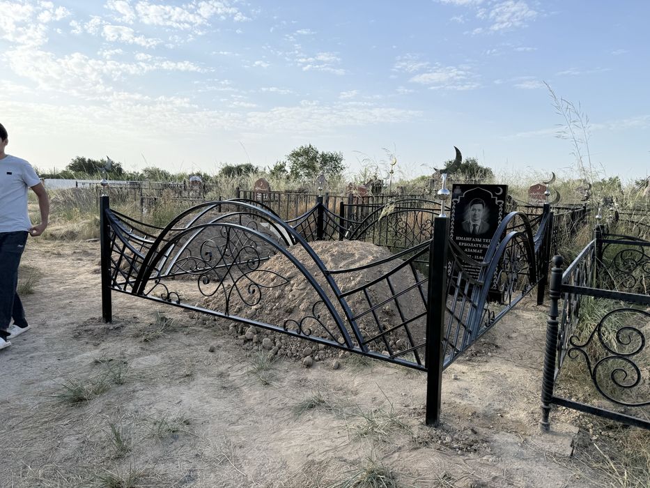 Ескерткіштер / Памятники / Қоршаулар / Оградки