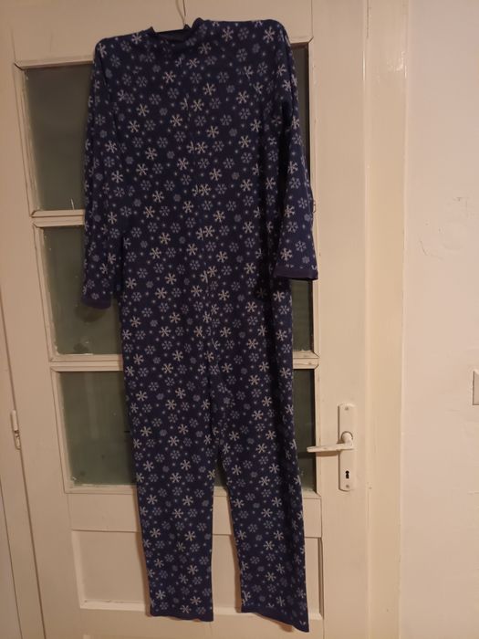 Pijama  albastra cu steluțe albe de băieți marimea 170 cm