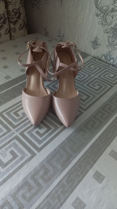 Продаются туфли цвета крем пудра