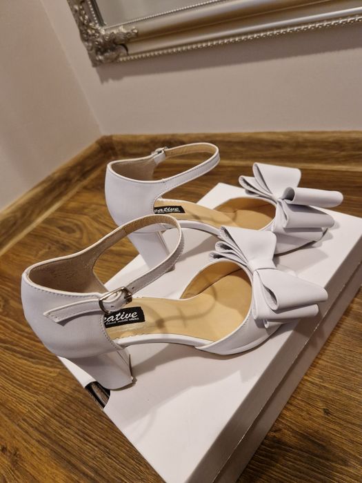 Vând sandale de mireasă