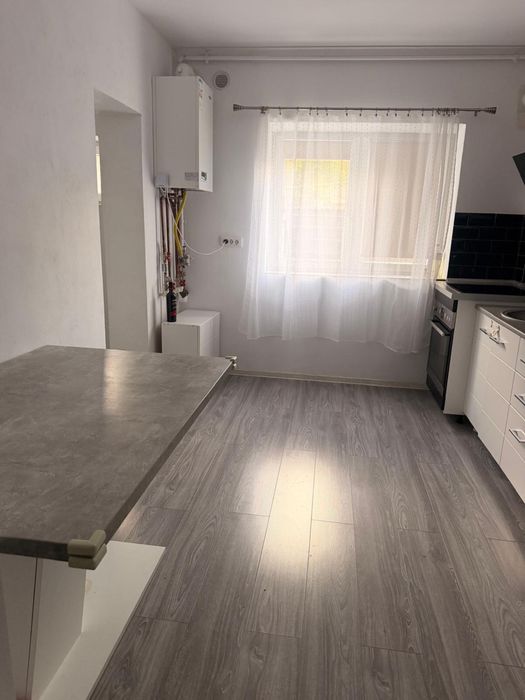 Apartament cu 3 camere decomandate, luminos, cu curte, centrala proprie si aer conditionat, la 15 min de UVVG