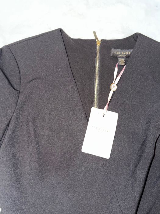 Рокля Ted Baker в черно с цветя