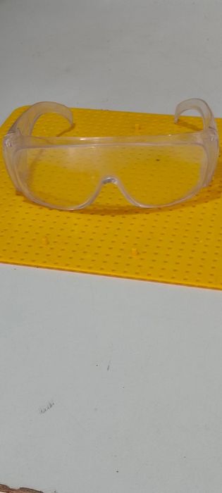 Продам защитные очки.