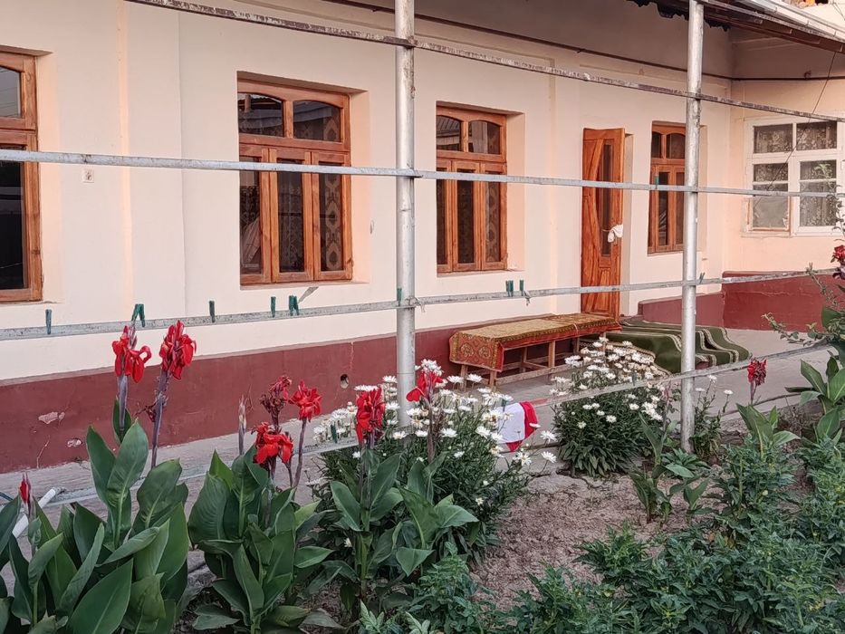 Zangi ota uy 5 sotx 6 ta xona