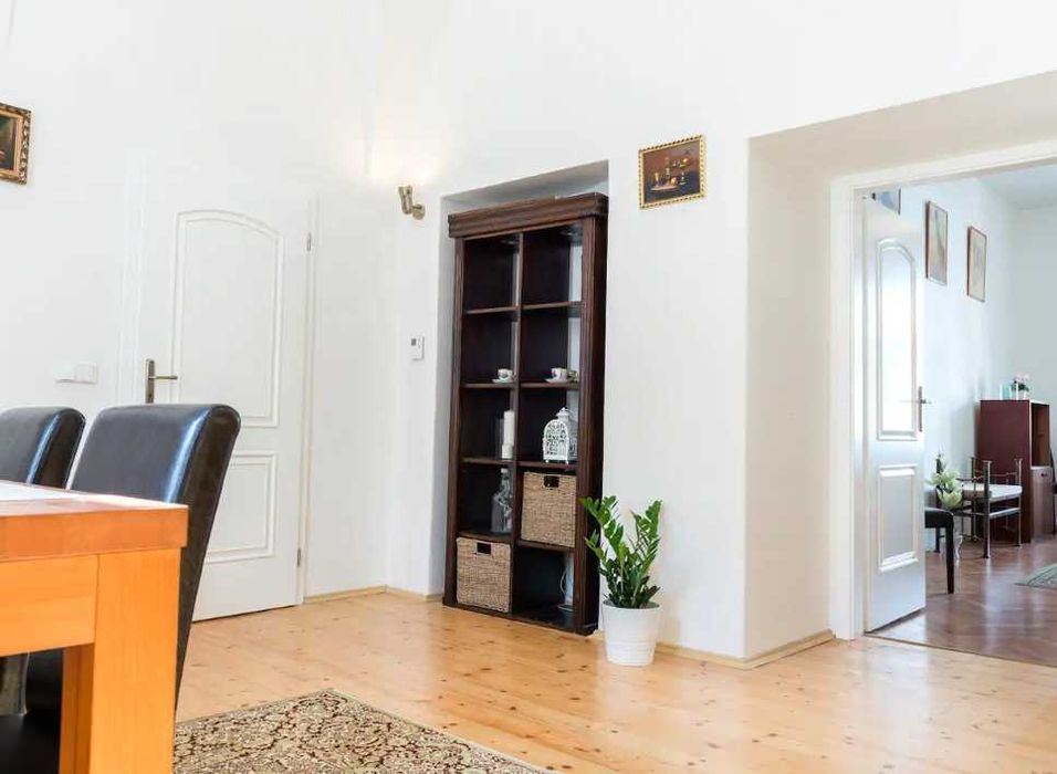 Дава се под наем Двустаен апартамент в Пловдив, Център - 72 кв.м за 306 € - Снимка #1