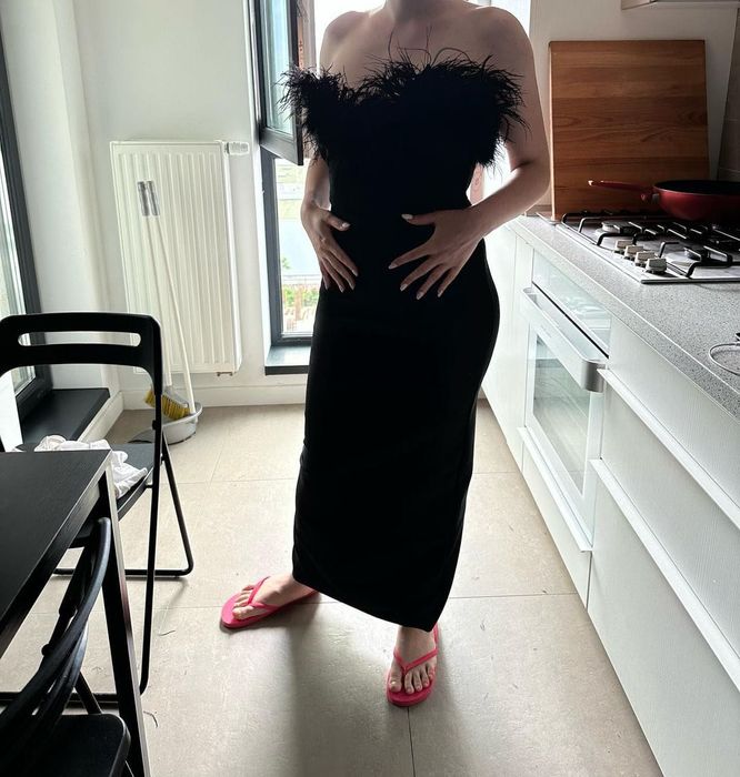 Rochie neagra de seara cu puf