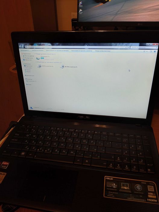 Laptop  ASUS 4GB Ram , 250 GB SSD , DVD compakt disk