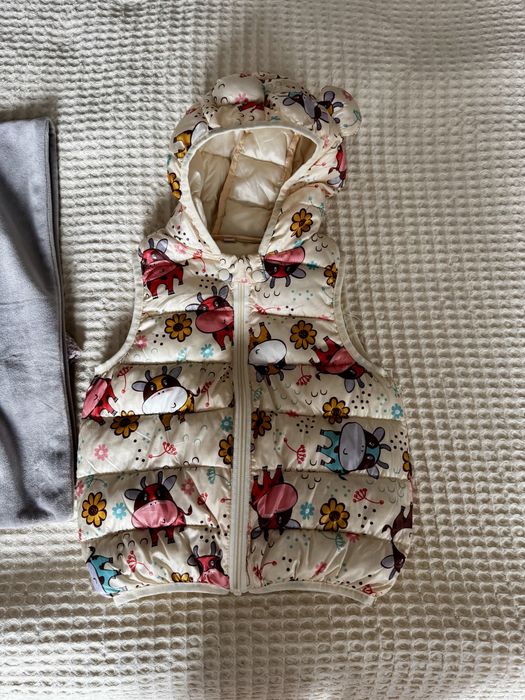 Продам пальто на девочку и жилетку