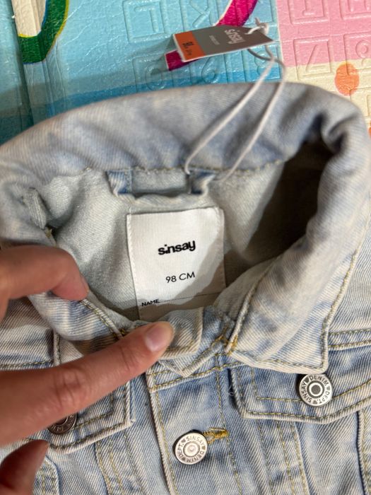 Vând geaca de blugi copii nouă