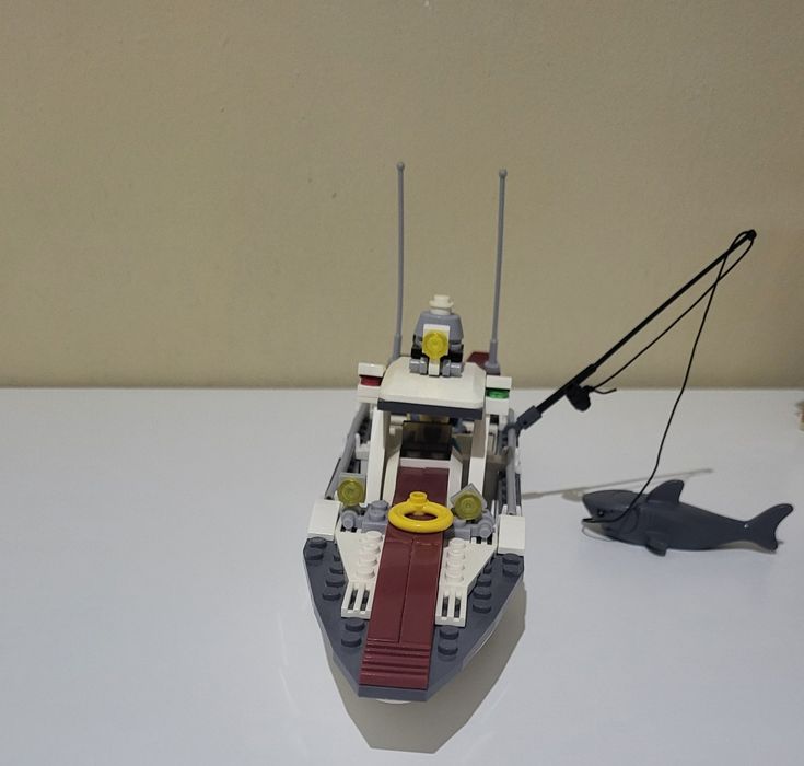 Продаю б/у Лего—Корабль для ловли рыб