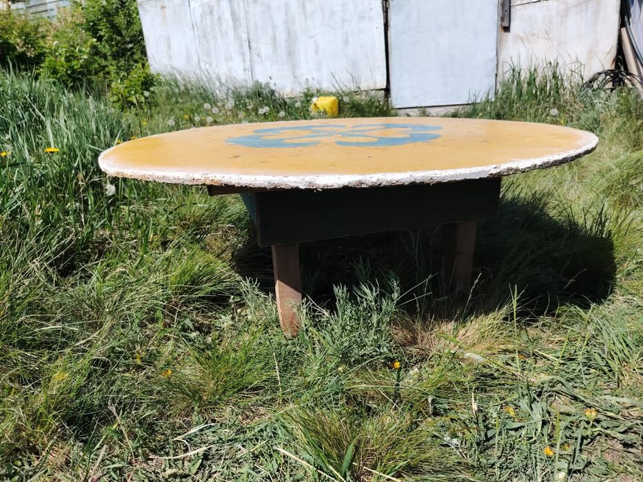 Продам 2 казахский стола