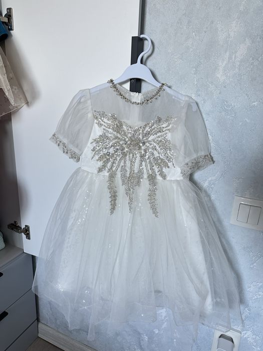 Продам платья на девочку на 4-5 лет (104-116)