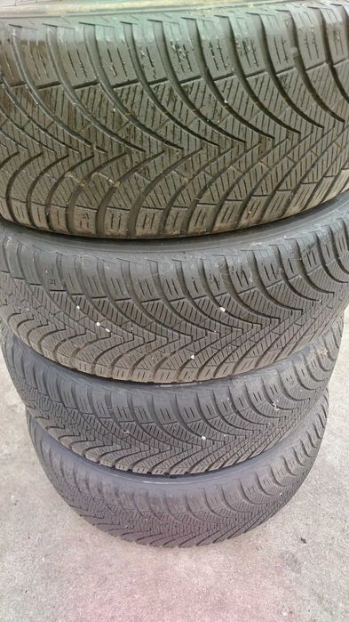 De vanzare set de anvelope cu dimensiunea de 185/65R15.Am si alte dimensiuni