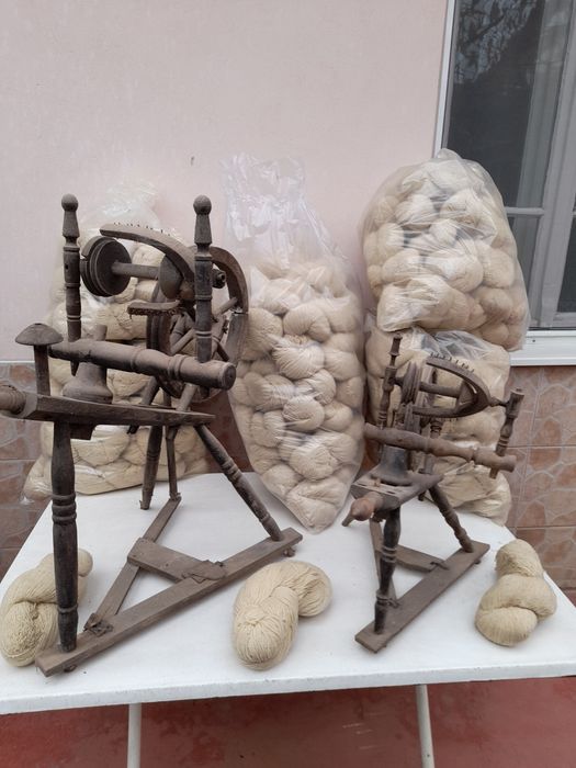 Vând lână toarsă un fir în scul