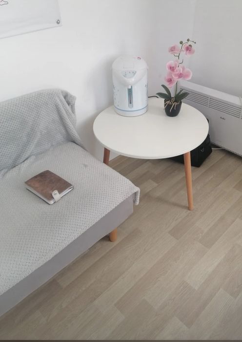 Маленький круглый стол