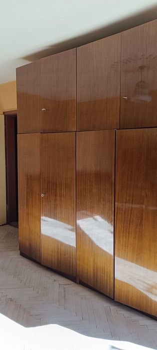 Продавам малка стара лакирана секция и четирикрилен гардероб