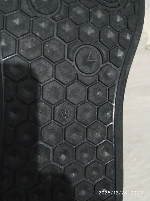 Зўр ботинка сотилади 38®