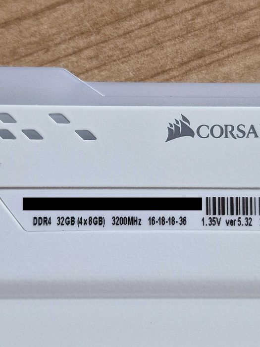 Vând (rami) memorie RAM Corsair Vengeance RGB Pro 32GB (4x8GB) DDR4 3200MHz.