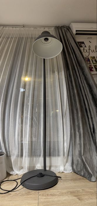 Lampadar negru cu interior alb