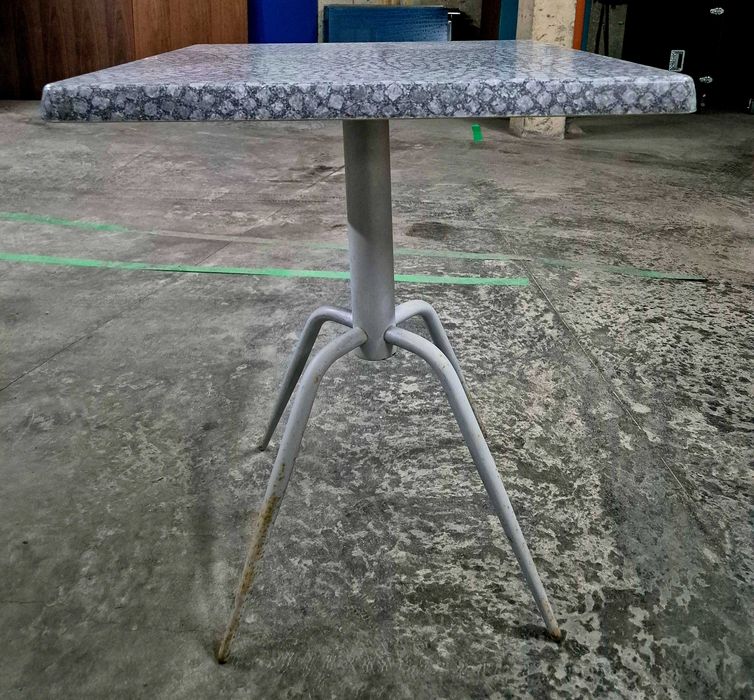 Продавам маса с метални крачетаа