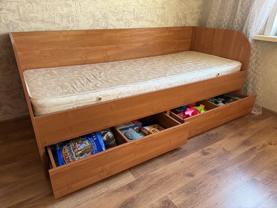 Кровать , шкаф, комод и стол .