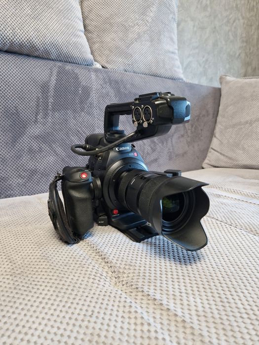 Canon C100 mk2 cu obiecti Sigma art 18 35