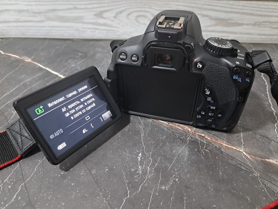 Продам фотоаппарат Canon EOS 650D  (идеал)