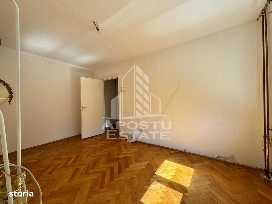 Apartament cu 3 camere, decomantat, etajul 2 , zona Spitalul Judetean