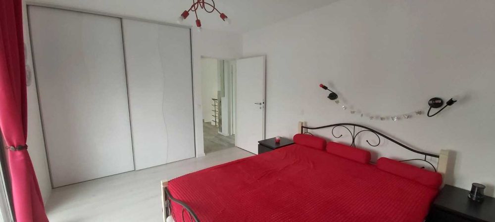 Casă spațioasă cu panouri fotovoltaice și încălzire în pardoseală