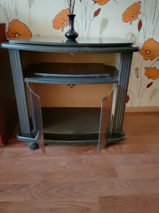 Продам тумбочку для телевизора и аппаратуры