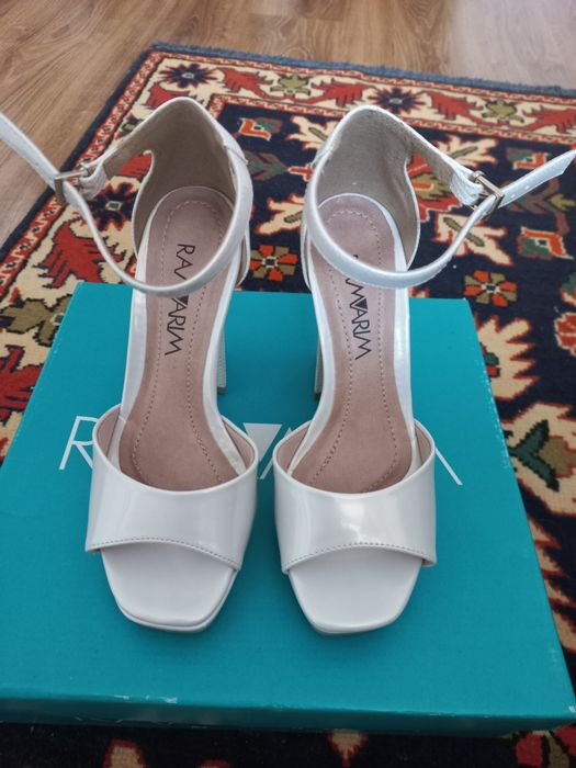 Новые босоножки 35 размер