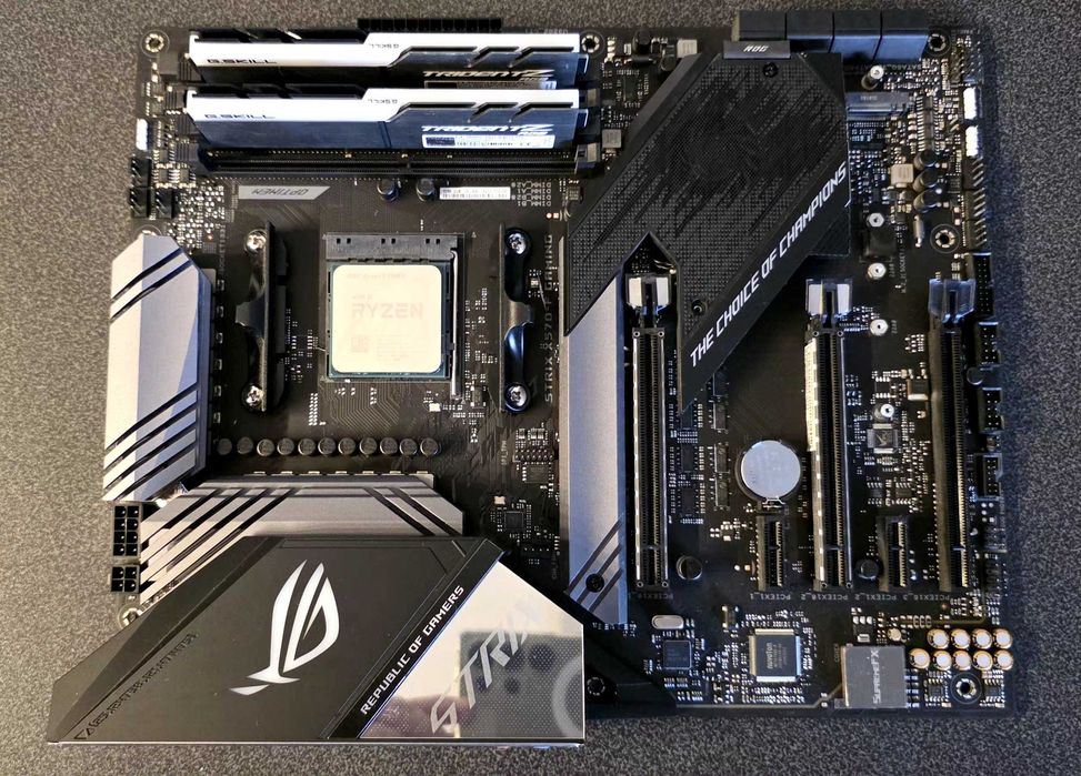 Placa de baza ASUS X570-F, CPU AMD 5950X, RAM 64 GB