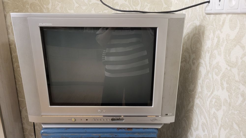 Телевизор LG сатылады 500000 сумга бериледи тел