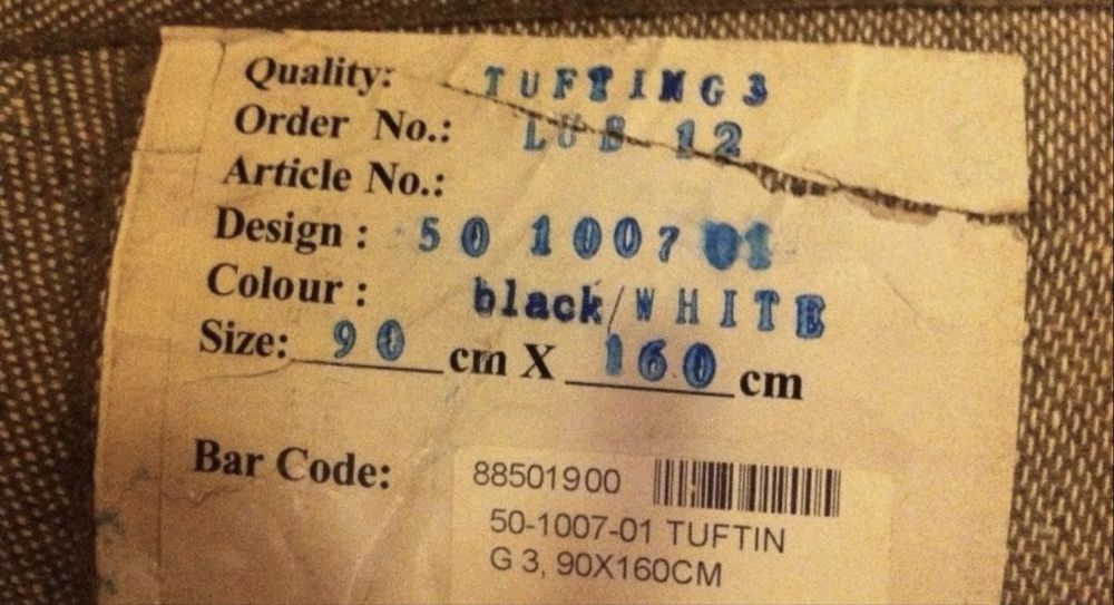 Голяма ракла за съхранение и Килим