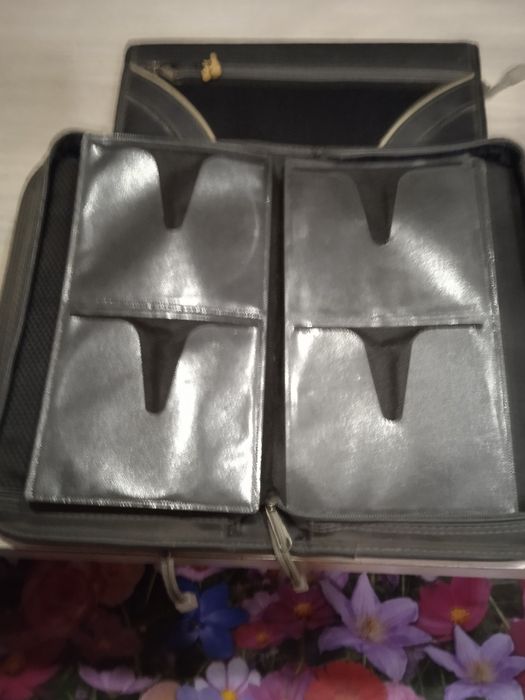 Сумочки для cd-дисков 2 штуки. Б/у