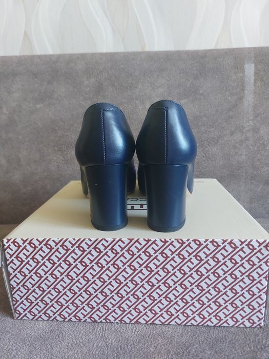 Продам синие туфли