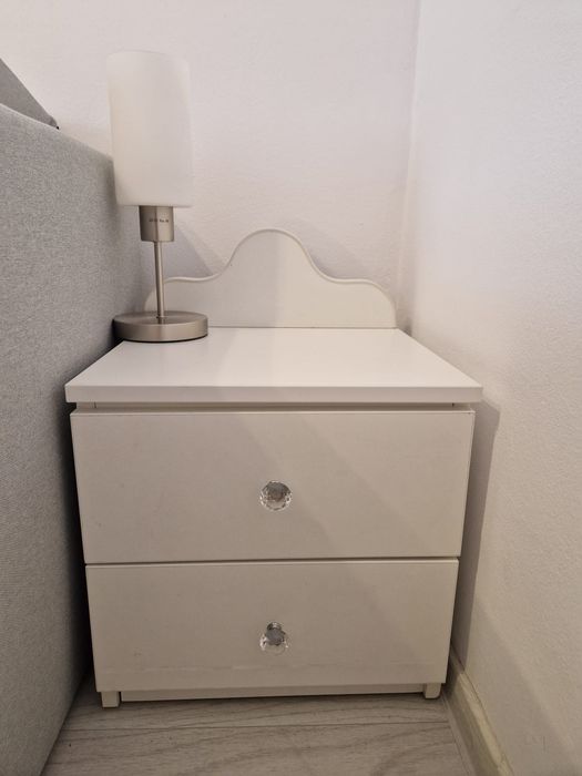 Mobila tineret albă.