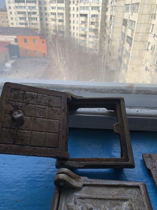 Дверцы ,вьюшка на печь чугунные для чистки трубы.