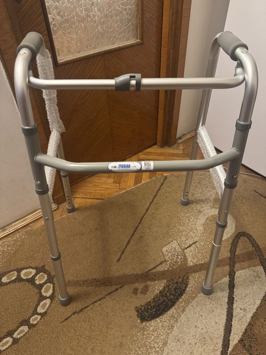 Cadru de mers pliabil, nou – înălțime reglabilă.